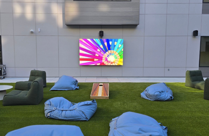 116" (9.7 ft) Outdoor TV